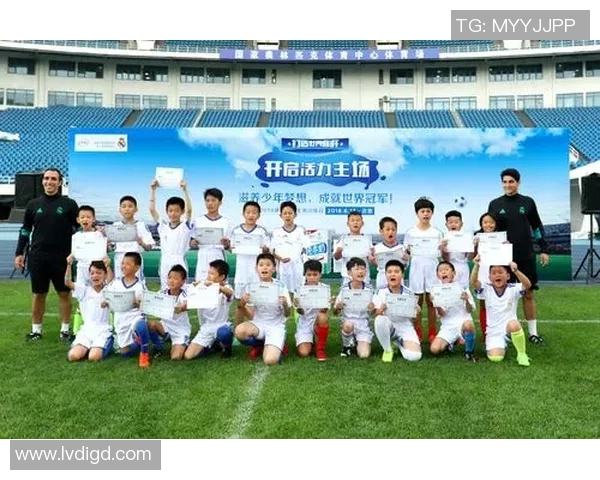 以足球巨星之子为灵感描绘少年梦想与绿茵激情交织的未来之光 以足球巨星之子为灵感描绘少年梦想与绿茵激情交织的未来之光