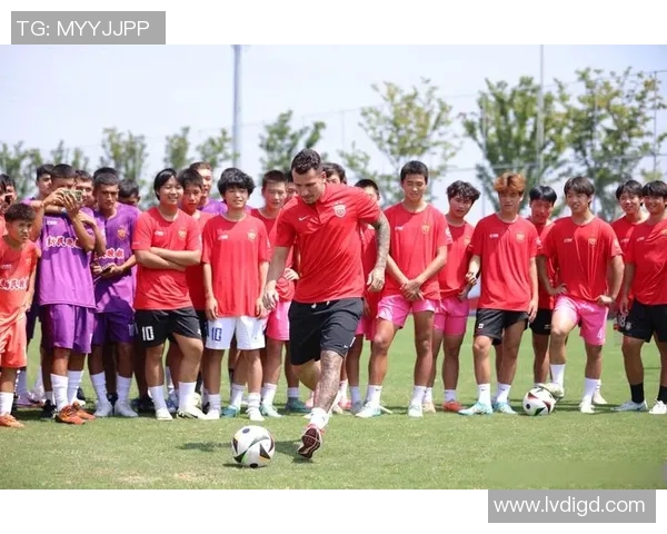 足球球星亲自揭秘球鞋收藏背后的故事与心路历程