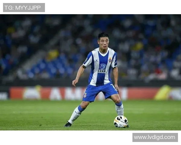 日本中学生足球新星崭露头角 定位球技术引发全场关注